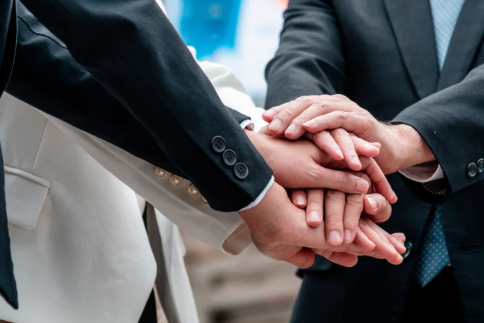 Representación de la Misión: Foco en el cliente y soluciones tecnológicas.